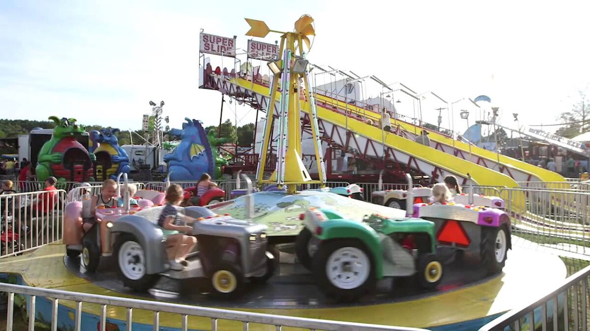 Tractor Ride Carnival Solomon Pond Mall Carnival - Fiesta Shows